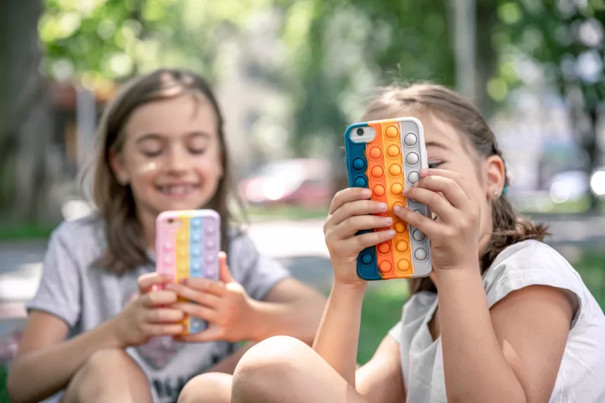 Tyrimas atskleidžia tėvų įpročius: vaikų telefonams ir ryšio planams neišlaidaujama