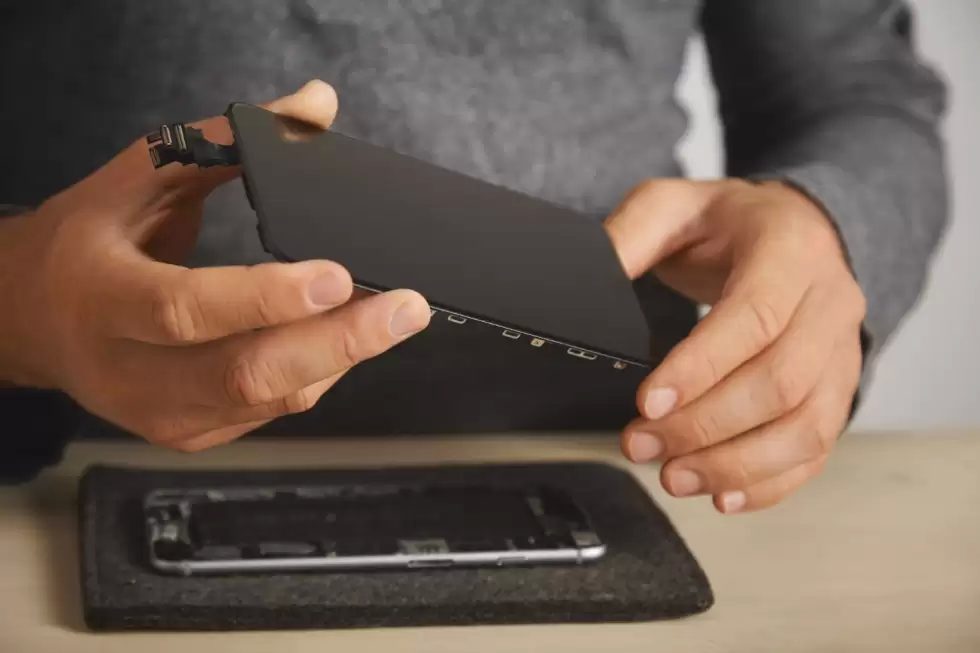 master-holds-new-screen-replacement-disassembled-smartphone-his-laboratory-close-up