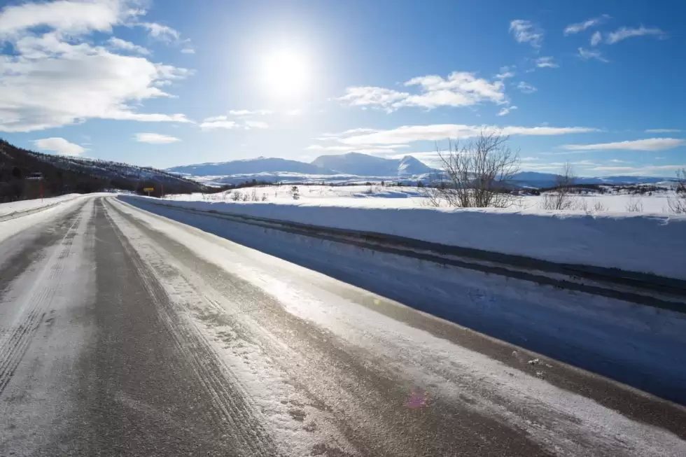 winter-road-norwegian-mountains-lofoten-islands-norway