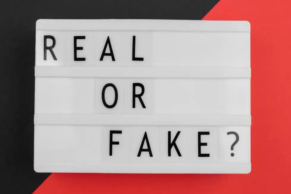 real-fake-news-concept-flat-lay