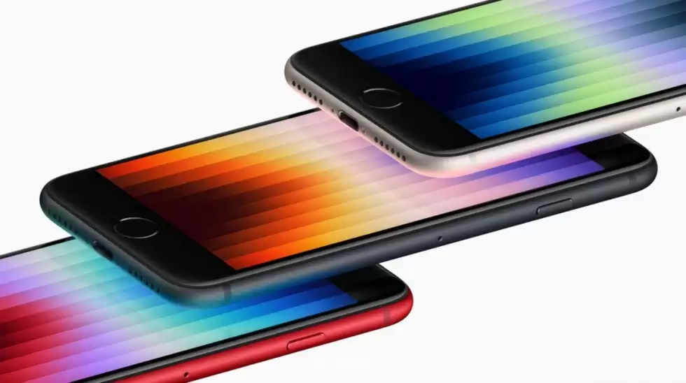 „Apple“ pristatė naują pigiausio „iPhone“ telefono variantą: beveik dešimtmetį naudojamas dizainas ir galingiausia geležis