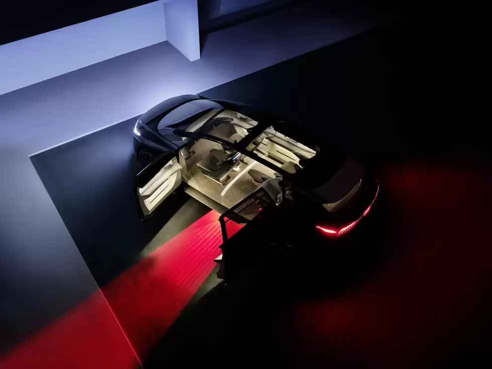 Naujasis „Audi“ šedevras - sukurtas galvojant apie maksimalų keleivių patogumą: erdvi kelionė didmiesčio širdyje
