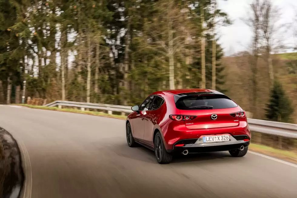 Raudona-Mazda3-Gamintojo-nuotr
