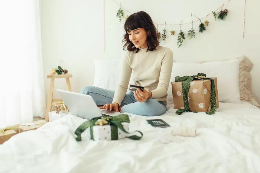 Netikros e. parduotuvės ir SMS apie gautą siuntą: 5 patarimai, kaip išvengti kalėdinio apsipirkimo pavojų
