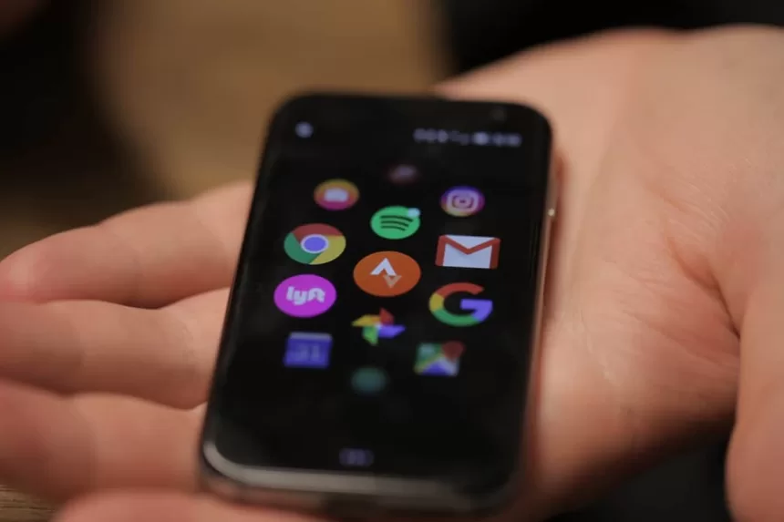 Pristatytas išmanusis telefonas „Palm“ su 3,3 colių ekranu