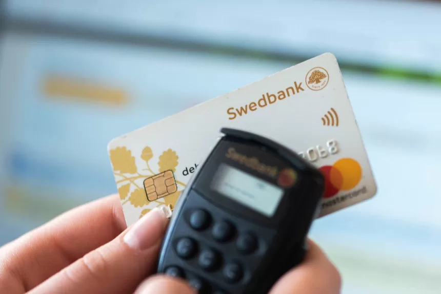 „Swedbank“ klientams – kritinis banko perspėjimas: artimiausiu metu gali kilti problemų atliekant mokėjimus, pasakė, kas čia vyksta