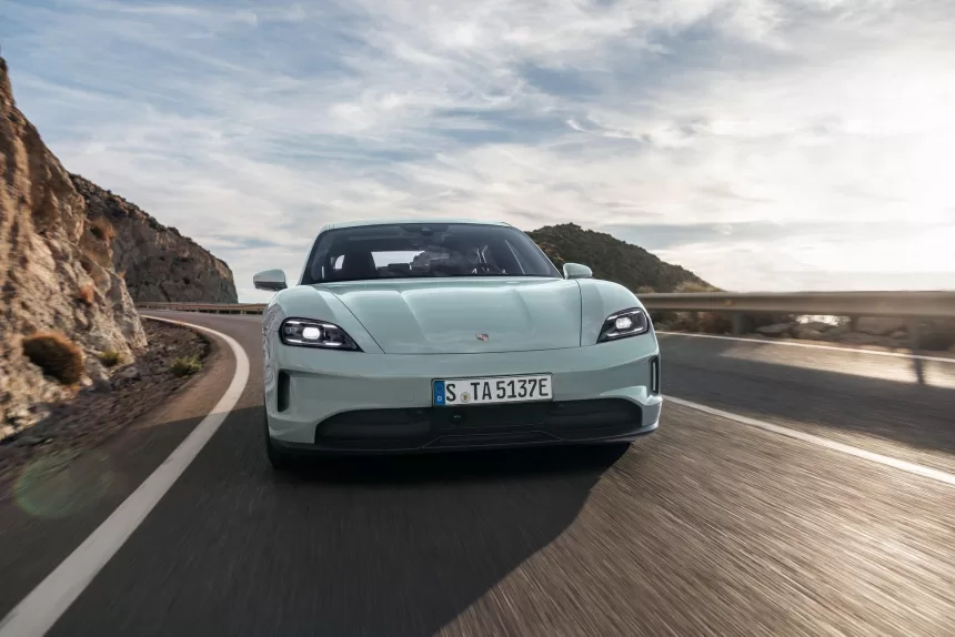 „Porsche“ pristato naująjį elektra varomą „Taycan“: ilgesnis įveikiamas atstumas ir dar didesnė galia