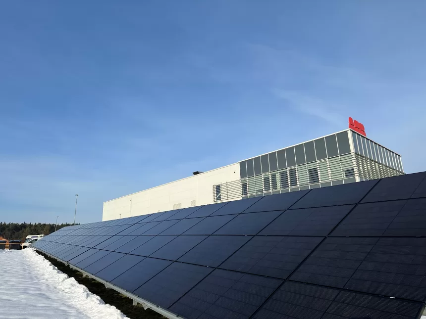 ABB pastato teritorijoje pradėjo veikti nauja saulės elektrinė ir papildomos elektromobilių įkrovimo stotelės