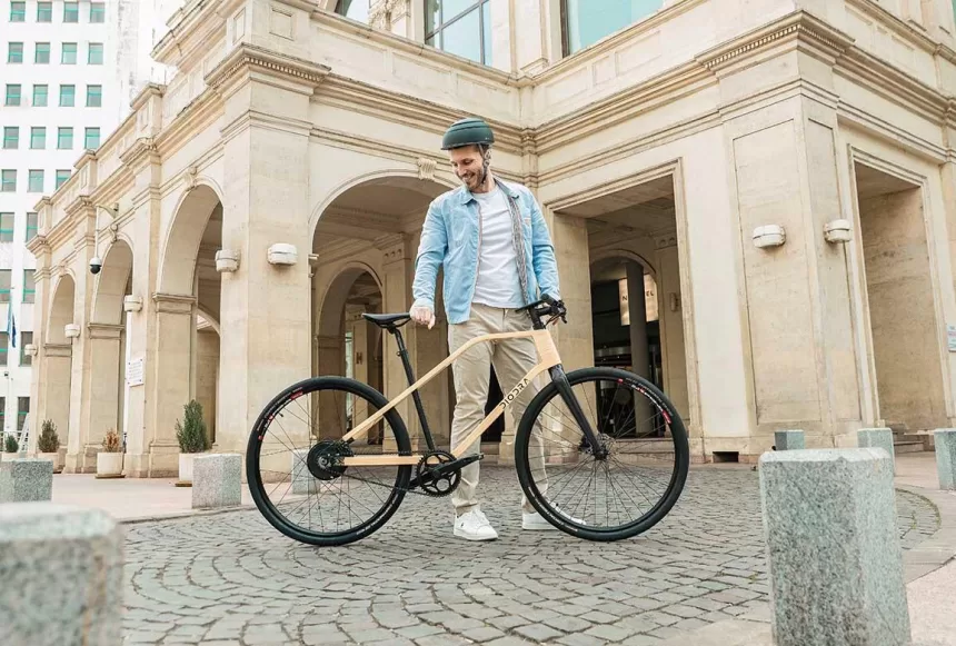 Rumunų startuolis pristatė išskirtinį elektrinį dviratį: lengviausias pasaulyje elektrinis dviratis, pagamintas iš bambuko