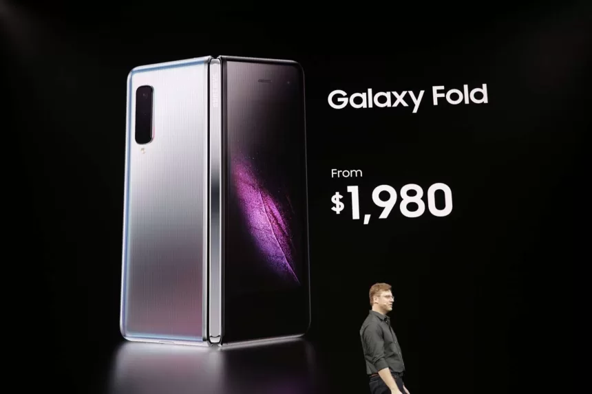 Sulenkiamas telefonas - kuo ypatingas naujasis „Samsung Galaxy Fold“?