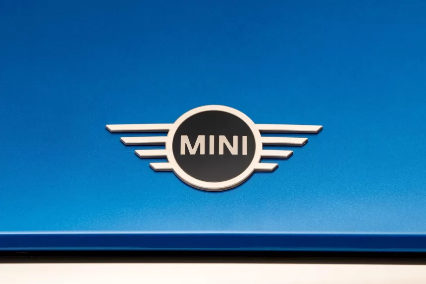 Pristatė naująjį 5 durų „Mini Cooper“ – salono apšvietimą parinks pagal jūsų įkeltą nuotrauką