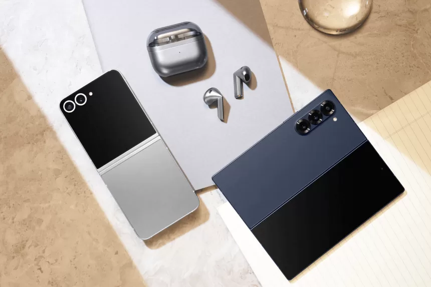 „Samsung“ sulenkiamą ekraną sujungė su dirbtinio intelekto funkcijomis: pristatyti „Galaxy Flip6“ ir „Galaxy Fold6“ išmanieji telefonai