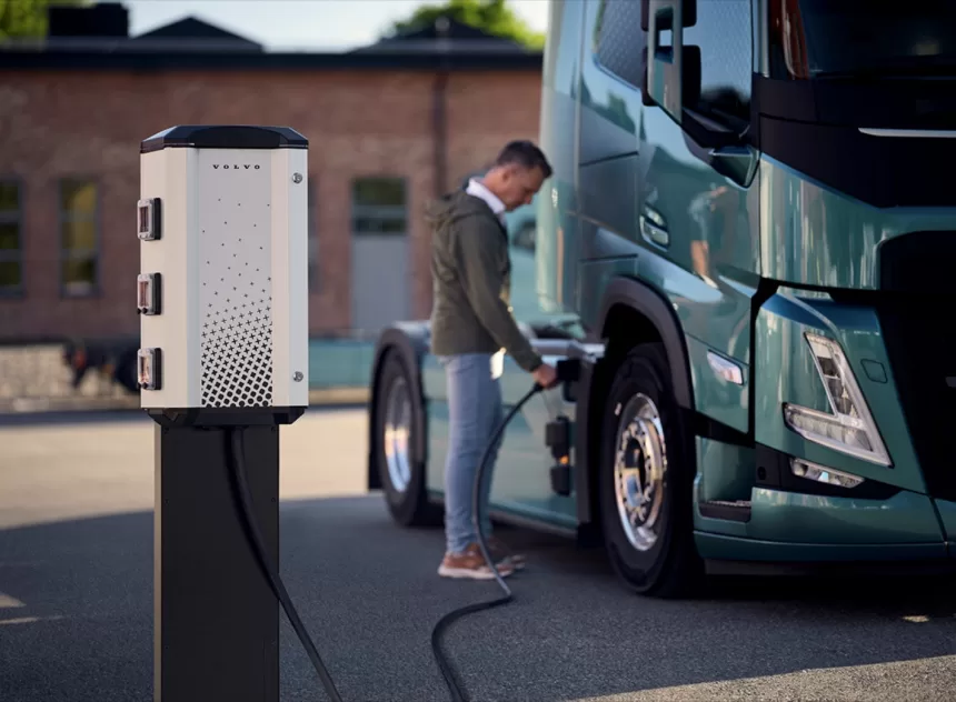 „Volvo Trucks“ diegia naujus skaitmeninius elektrinių sunkvežimių įkrovimo sprendimus: pristatė įkrovimo valdymo paslaugą „Charging Management“