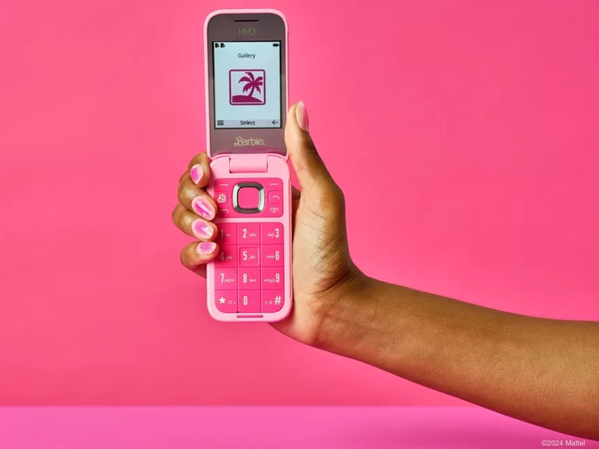 HMD ir „Mattel“ pristatė išskirtinį telefoną: atskleistos visos „HMD Barbie“ įrenginio savybės, pirkėjai gaus ne tik rožinį telefoną, bet ir daugybę papildomų priedų