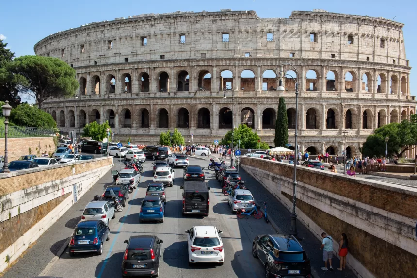 Benzininių ir dyzelinių automobilių draudimas yra pasmerktas absoliučiam žlugimui? Europos Sąjunga sulaukė itin aštrios kritikos, italai iškėlė ultimatumą