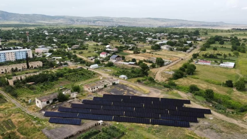 Bendrovė „Solet“ prisidėjo prie atsinaujinančios energijos plėtros Sakartvele: buvo užbaigti saulės elektrinės montavimo darbai Koda pabėgėlių stovykloje Eredvi savivaldybėje