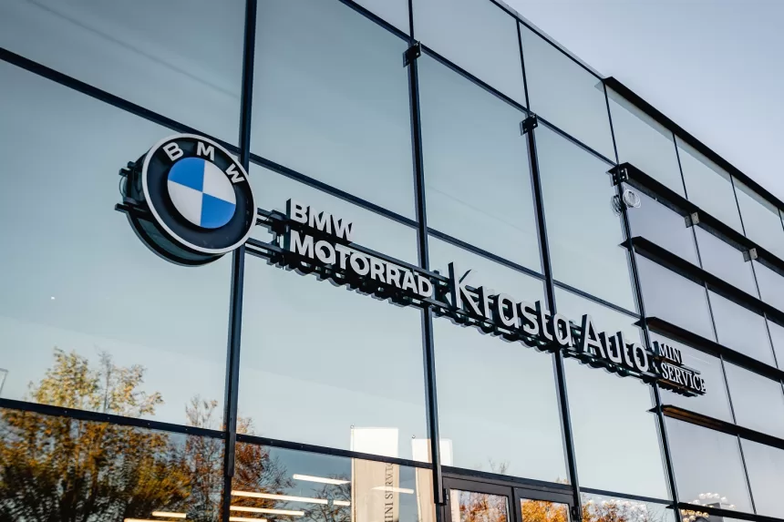 Kaune po rekonstrukcijos duris atveria BMW salonas: pirmasis salonas Baltijos šalyse, kuriame įdiegti naujausi BMW prekės ženklo atnaujinimai ir dizaino elementai