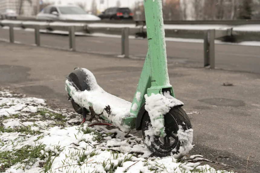 Paspaudus pirmajam šaltukui ir pasirodžius plikledžiui – įvairiausių traumų skaičius išauga net 2-3 kartus: traumatologas įspėja – venkite važinėti dviračiais ir paspirtukais