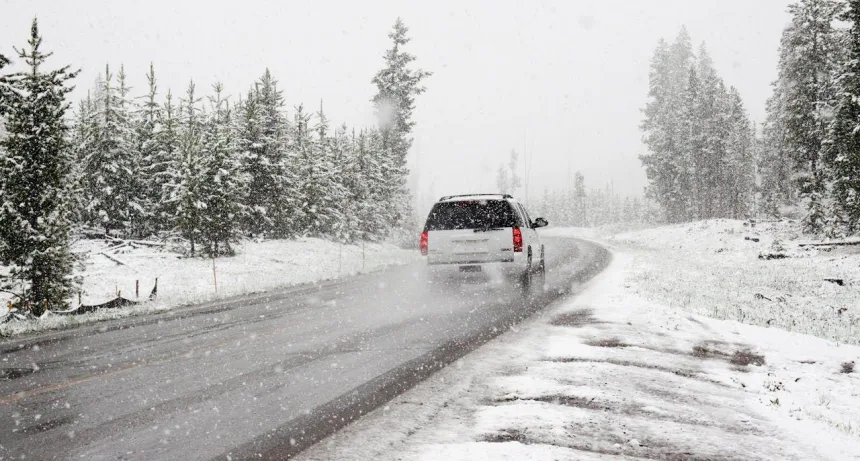 Kelionė automobiliu gali būti puikus pasirinkimas ir žiemos atostogoms: ekspertas sako, kad verta, bet svarbu tinkamai pasiruošti