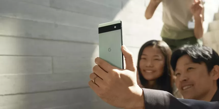 „Google“ jau ruošia naująjį „Pixel 7a“ telefoną: pagaliau pasiūlys aukštesnį ekrano atsinaujinimo dažnį bei belaidžio įkrovimo galimybę