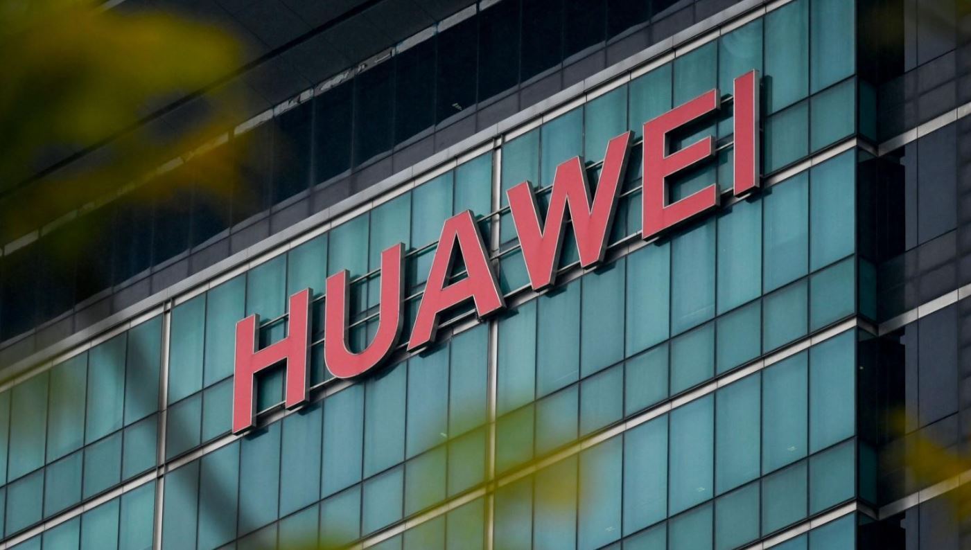 „Huawei“ ir toliau stringa: populiarios telefonų serijos pristatymas nukeltas į 2022 metus