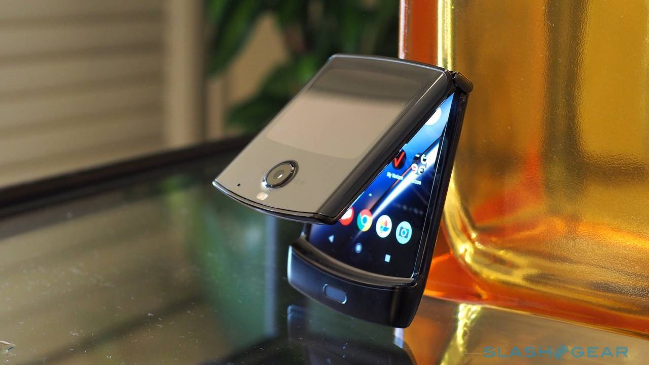 „Motorola Razr“ nesužibėjo lankstymo teste