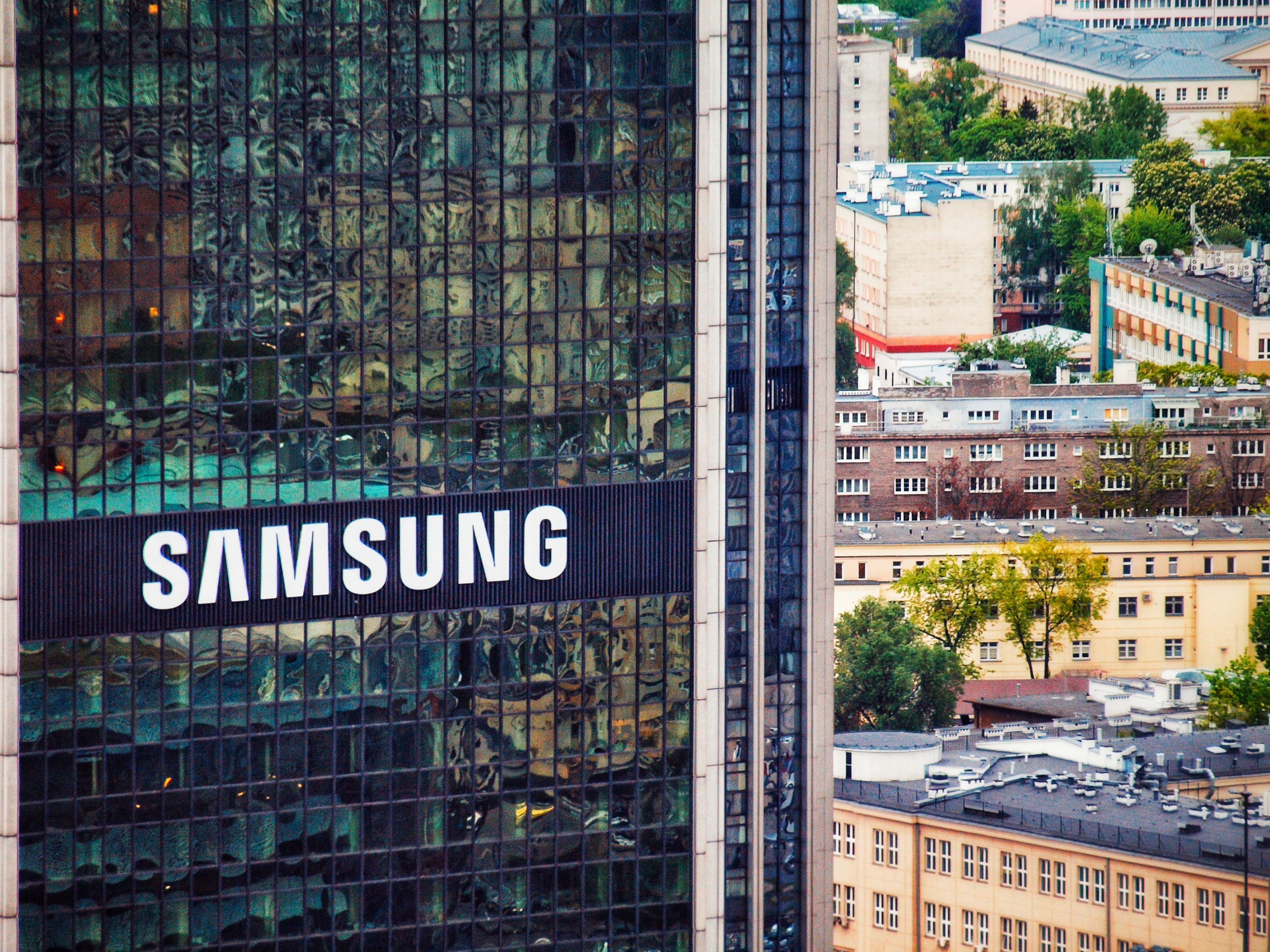 „Samsung“ stabdo „Galaxy S10“ serijos programinės įrangos atnaujinimą