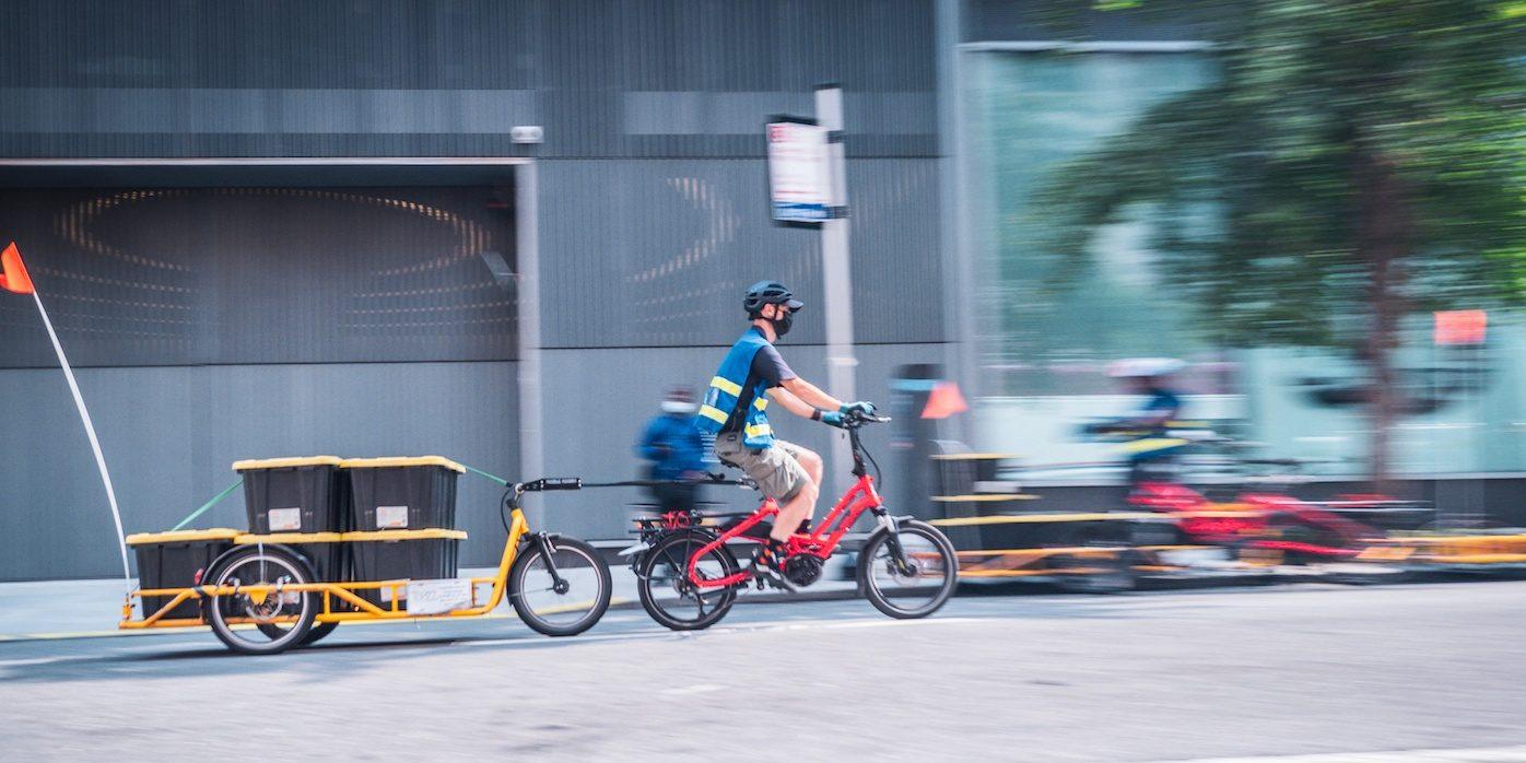 Keičiasi siuntų pristatymo kasdienybė: pristatymo furgonai neprilygsta dviračiams