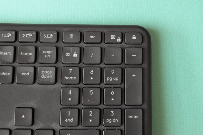 „Logitech Ergo K860“ klaviatūra. Luko Snarskio nuotr.