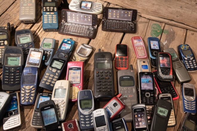 Seni telefonai. Unsplash nuotr.