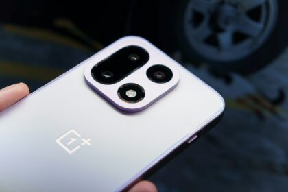 „OnePlus 15“ išmanusis telefonas. Unsplash nuotr.