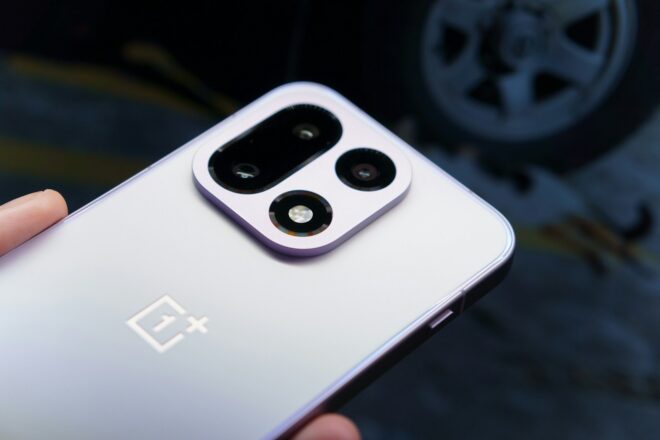 „OnePlus 15“ išmanusis telefonas. Unsplash nuotr.