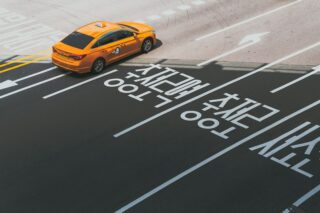 Taksi automobilis. Unsplash nuotr.