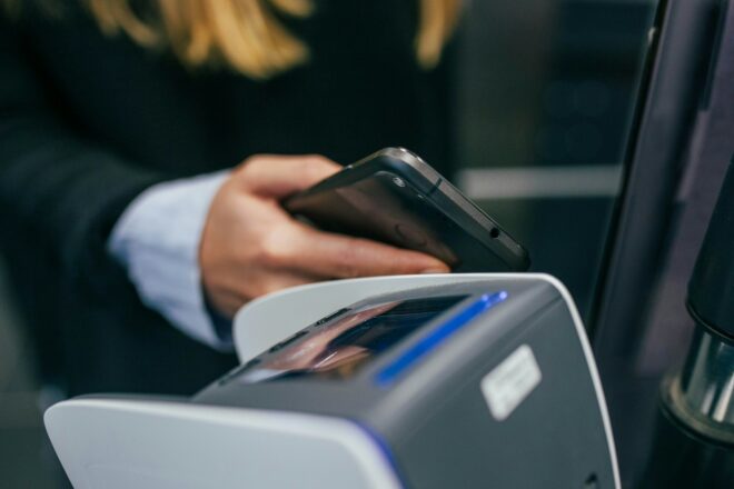 Mokėjimas telefonu. Unsplash nuotr.