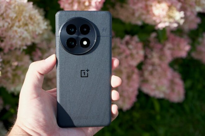 „OnePlus 13“ išmanusis telefonas. Unsplash nuotr.